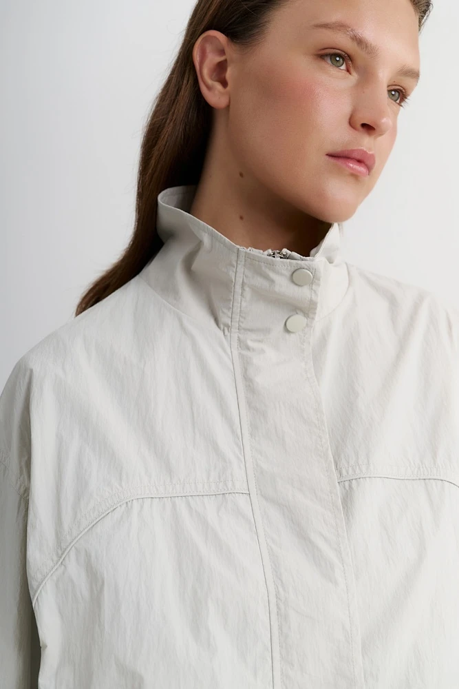 Ветровка с высоким воротником