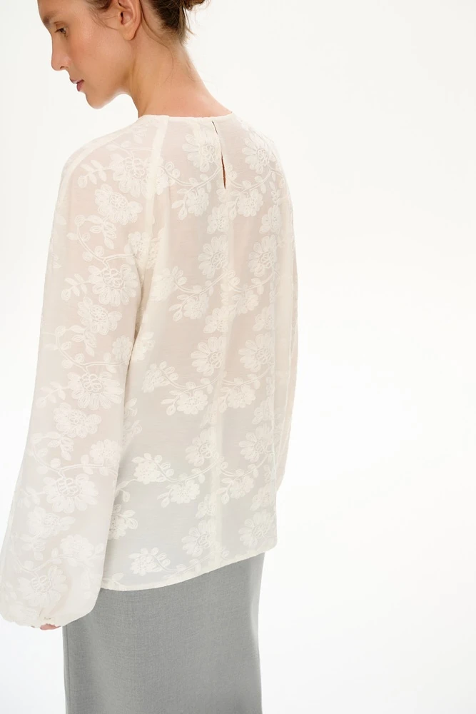 Блуза из полупрозрачной ткани с вышивкой
