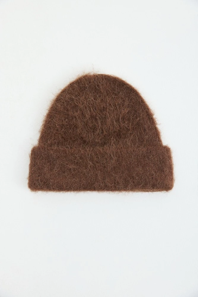 Шапка с отворотом из шерсти альпака