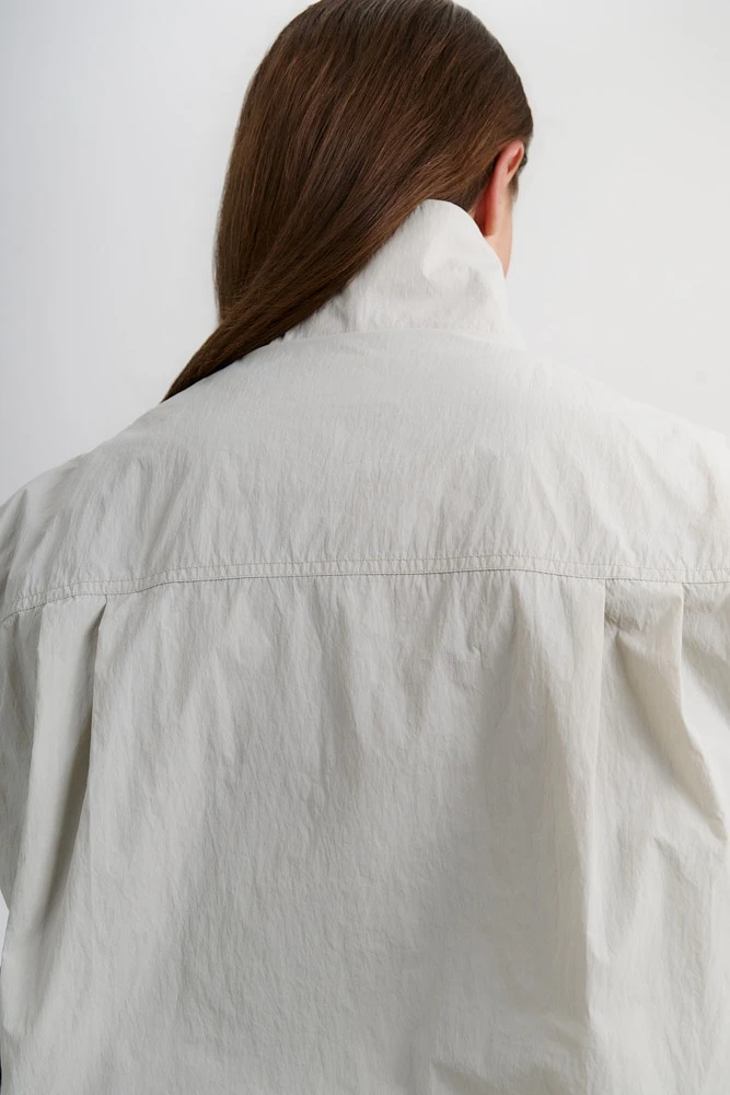 Ветровка с высоким воротником