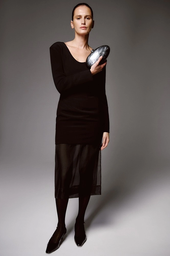 Платье мини приталенное с акцентным плечом