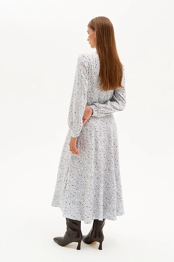 Платье с пуговицами и длинным рукавом