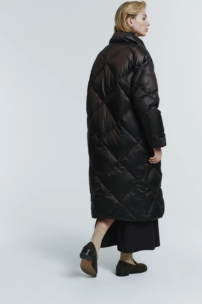 Пуховик миди стеганый с воротником-стойкой
