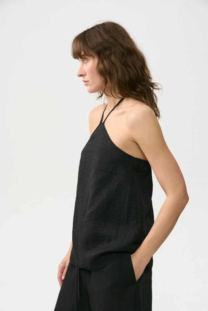 Топ-халтер из жатой ткани со льном