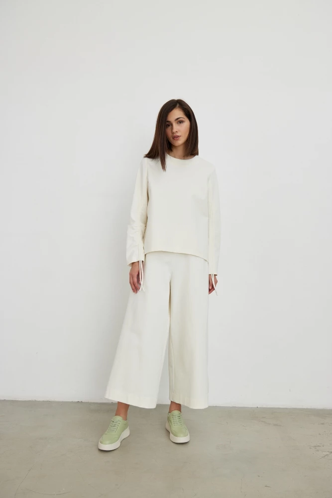 Свитшот со сборкой на рукавах