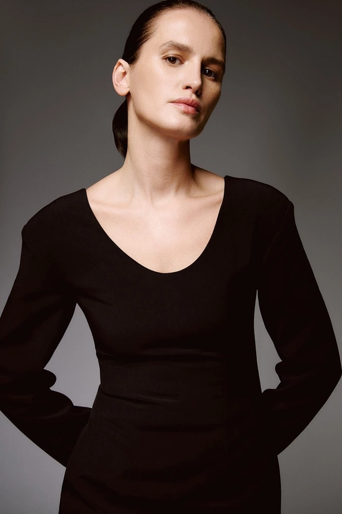 Платье мини приталенное с акцентным плечом