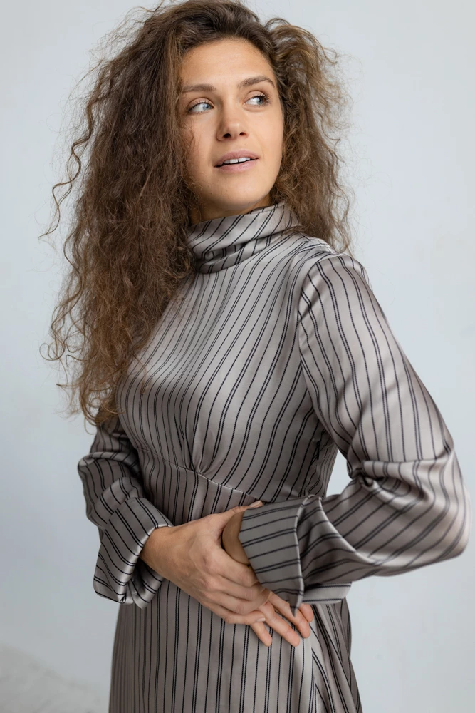 Платье с драпирующейся стойкой