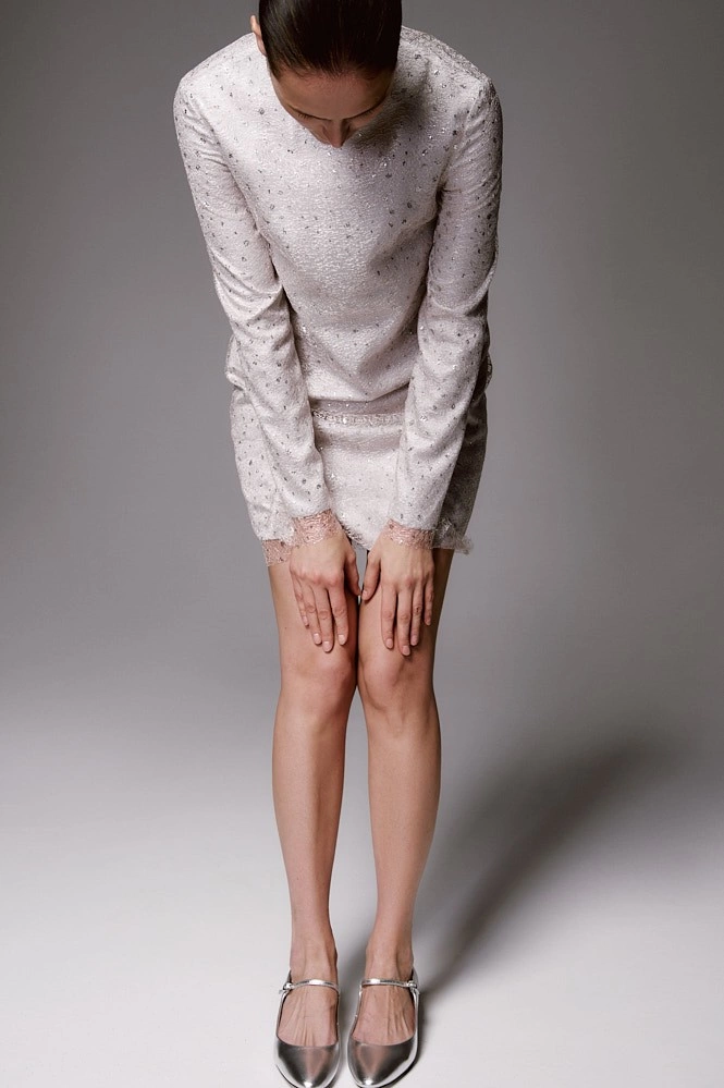 Платье мини из ажурной ткани декорированной глиттером