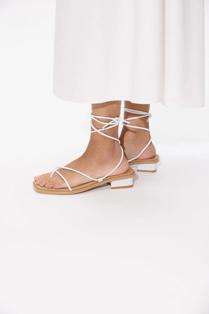Сандалии из натуральной кожи с завязками