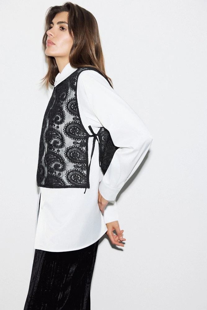 Манишка из прозрачной ткани с вышивкой