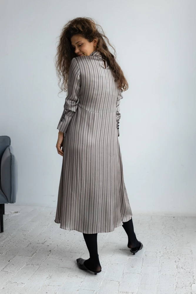 Платье с драпирующейся стойкой