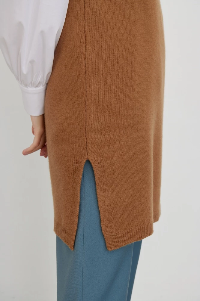 Жилет вязаный с круглой горловиной