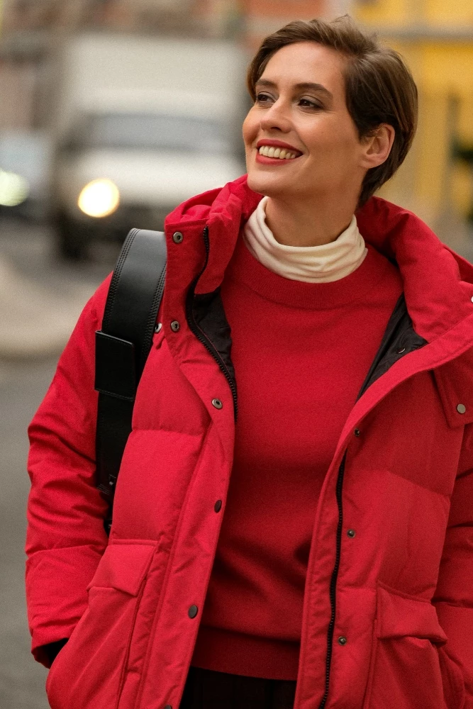 Пуховик средней длины с поясом