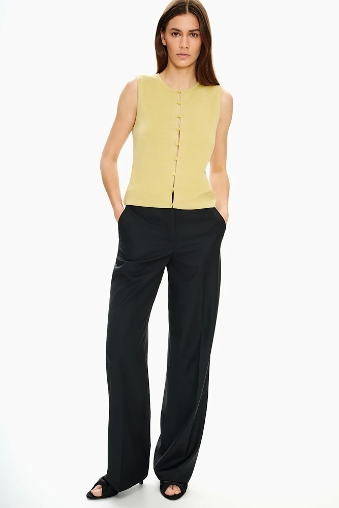 Жилет тонкий с пуговицами