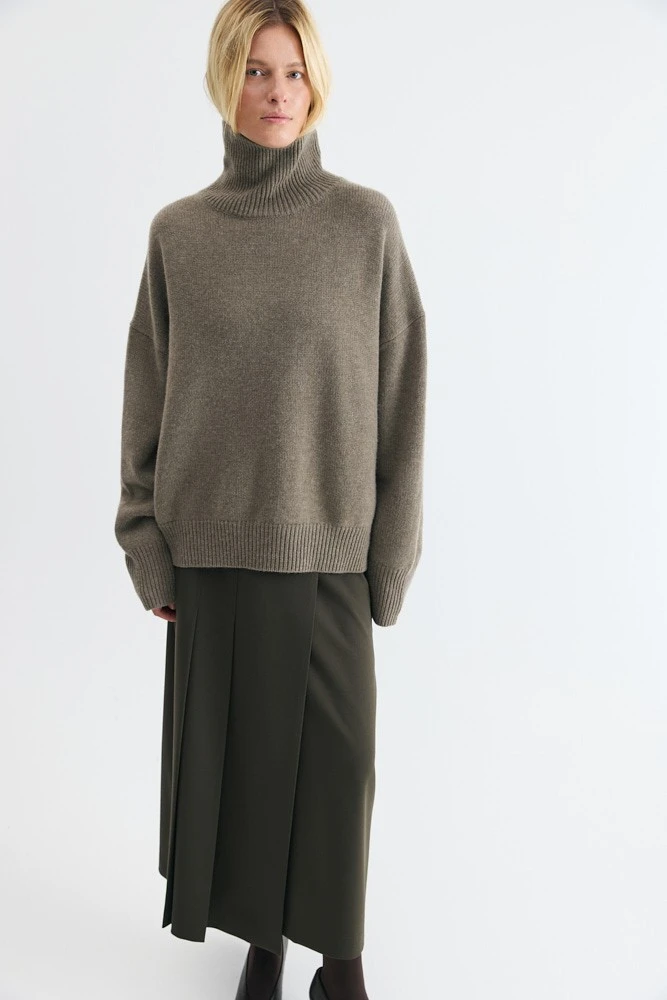 Свитер оверсайз с высоким воротником из шерсти