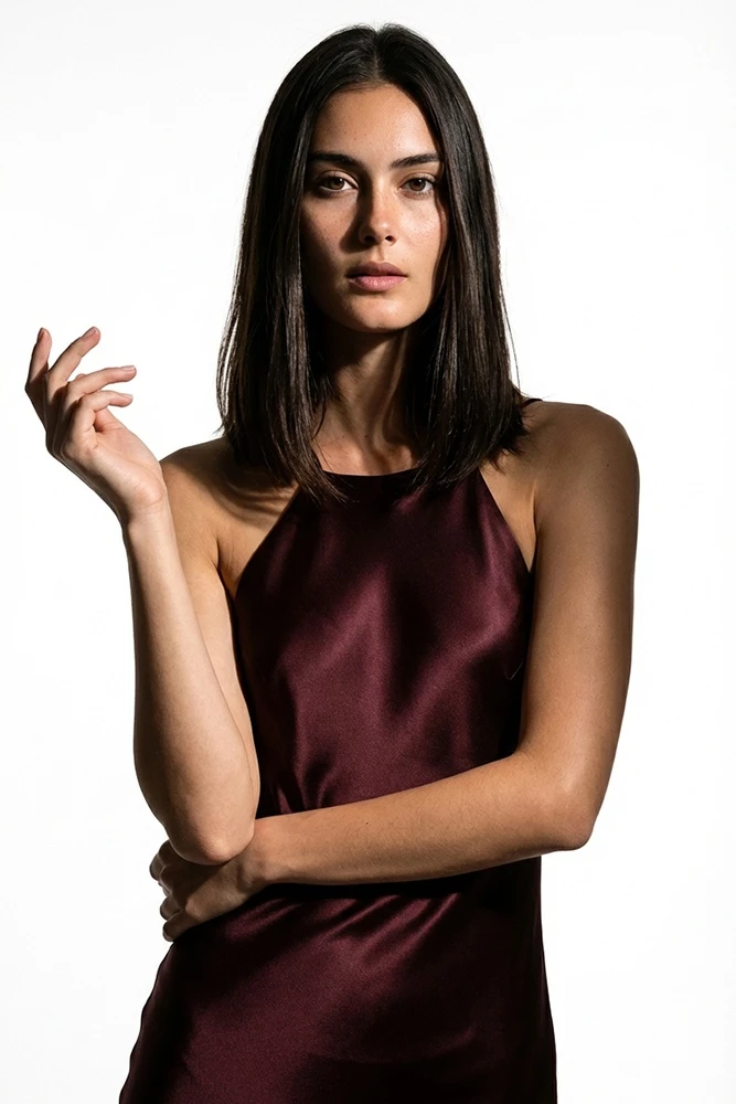 Платье макси с вырезом халтер и открытой спиной 