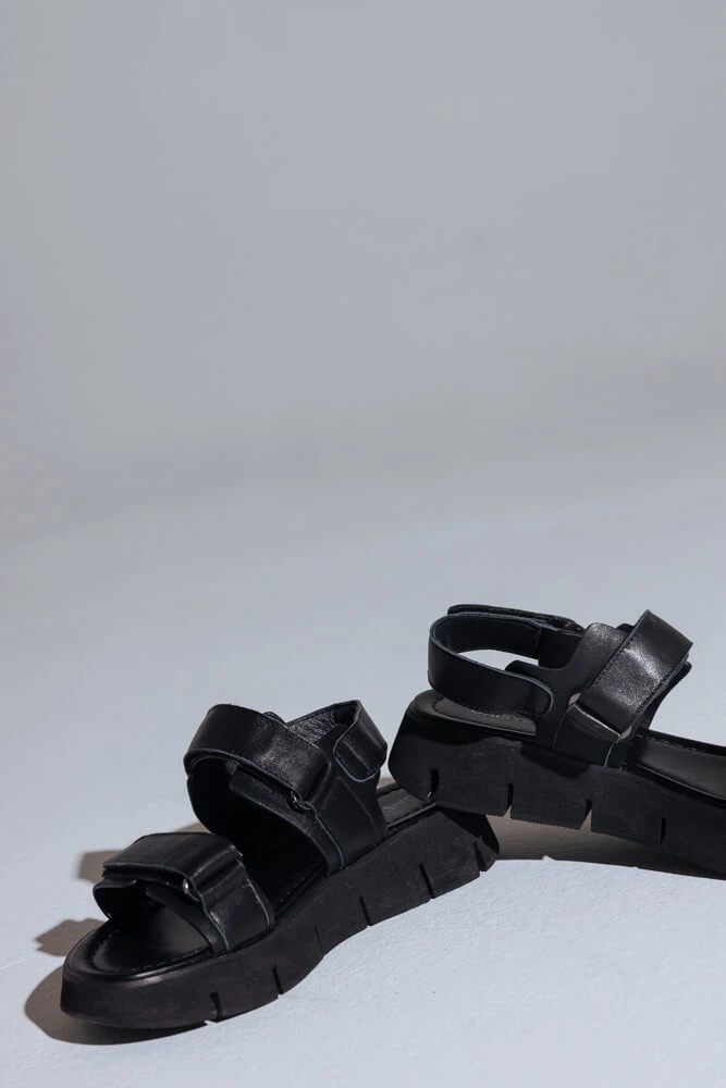 Сандалии на рифленой подошве