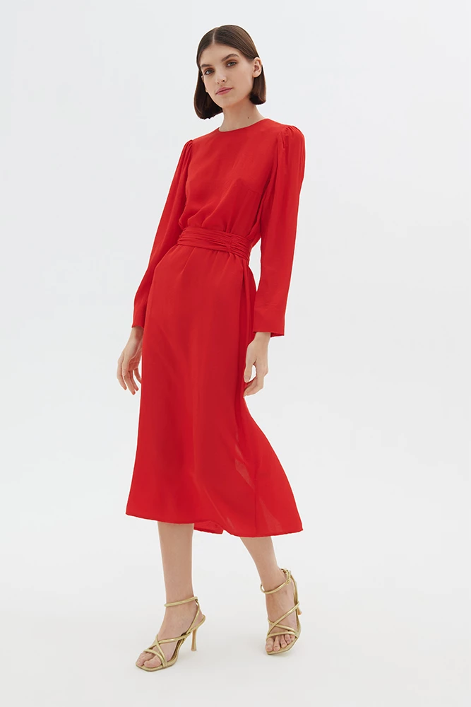 Платье с драпированным поясом