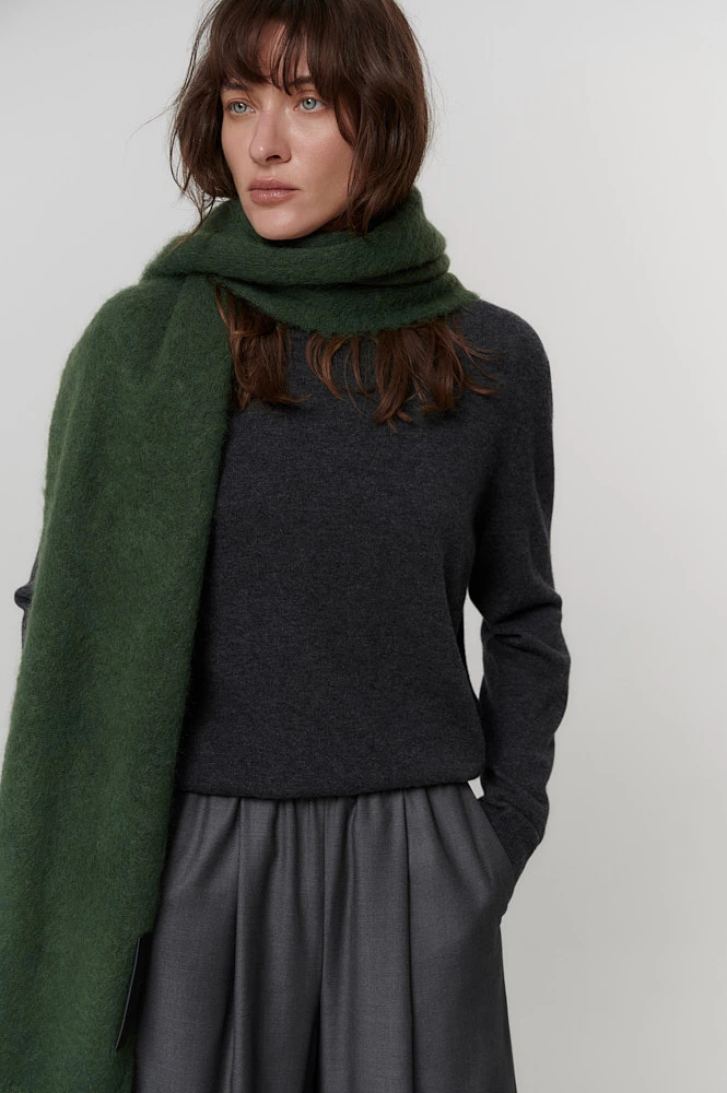 Шарф из мохеровой пряжи с кистями