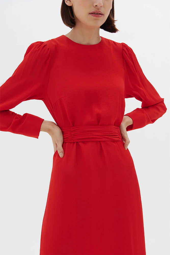 Платье с драпированным поясом