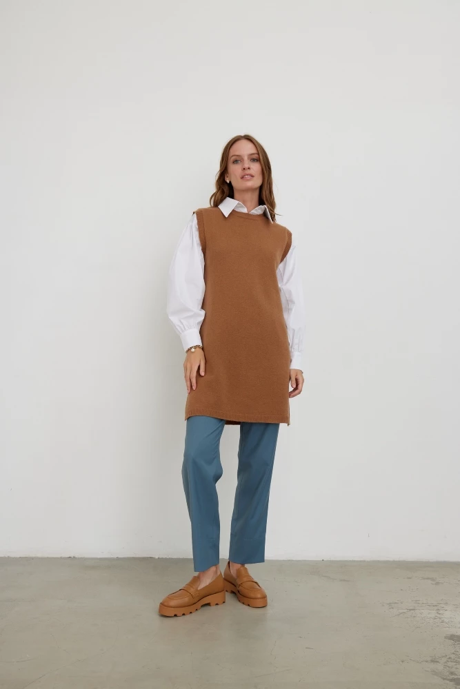 Жилет вязаный с круглой горловиной