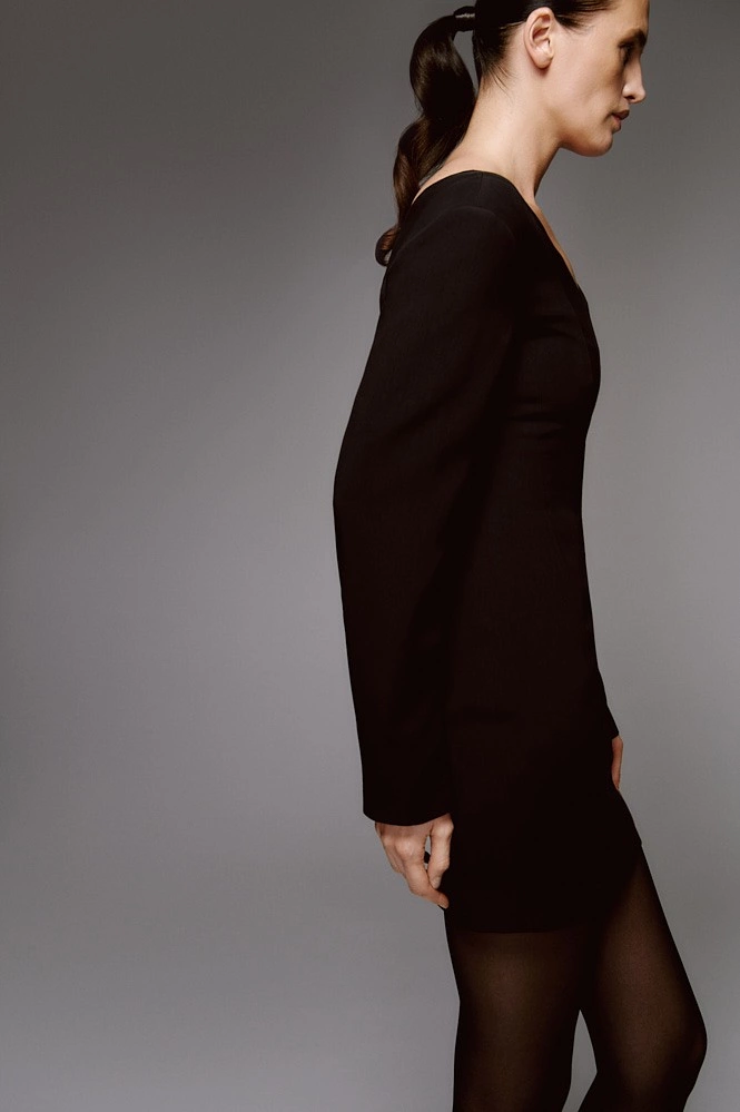 Платье мини приталенное с акцентным плечом