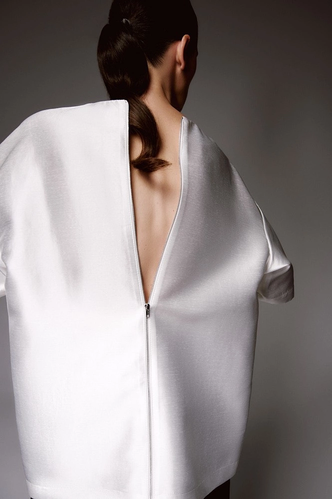 Топ оверсайз с молнией на спинке