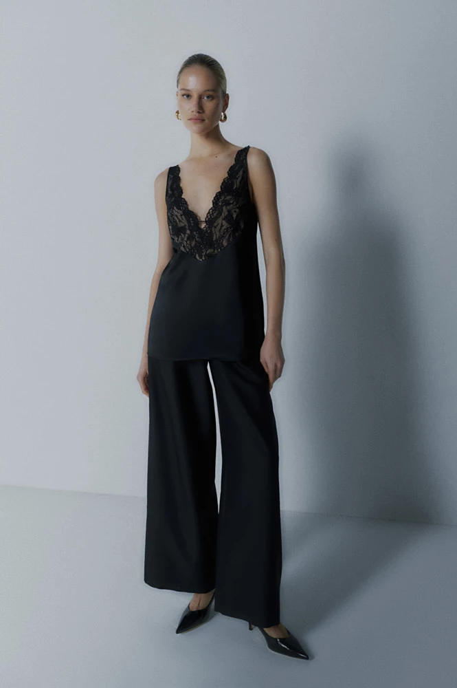 Топ в бельевом стиле с кружевом