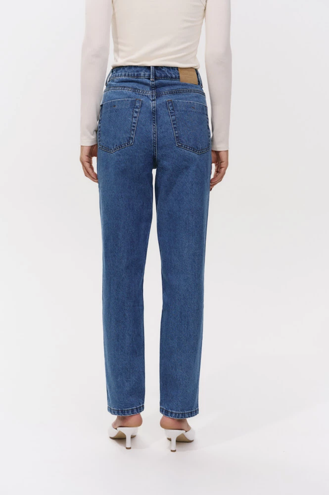 Джинсы зауженные