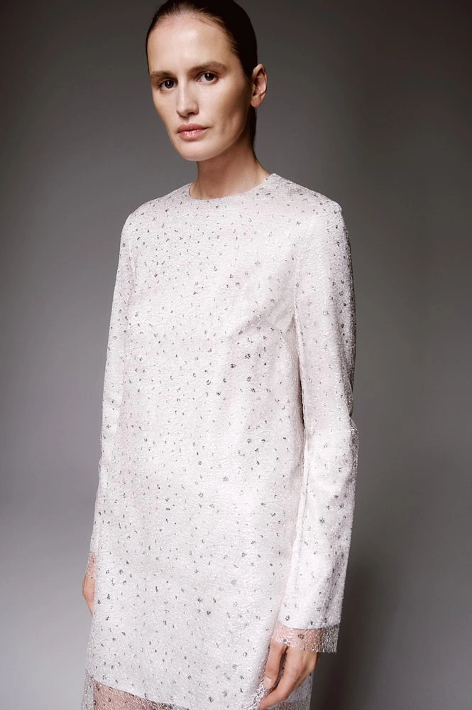 Платье мини из ажурной ткани декорированной глиттером