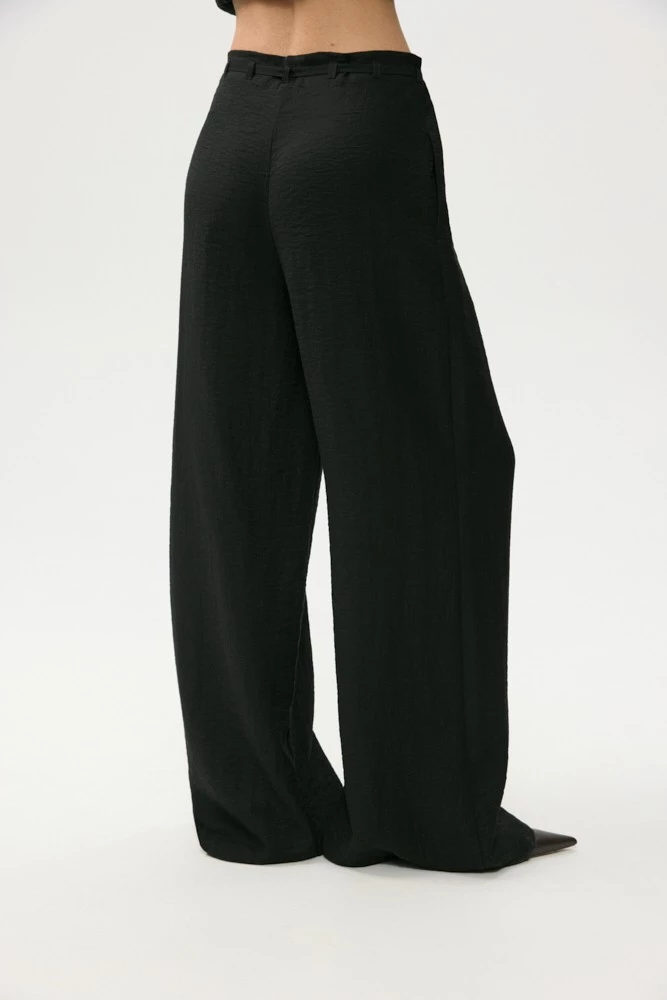 Брюки широкие на поясе из жатой ткани со льном