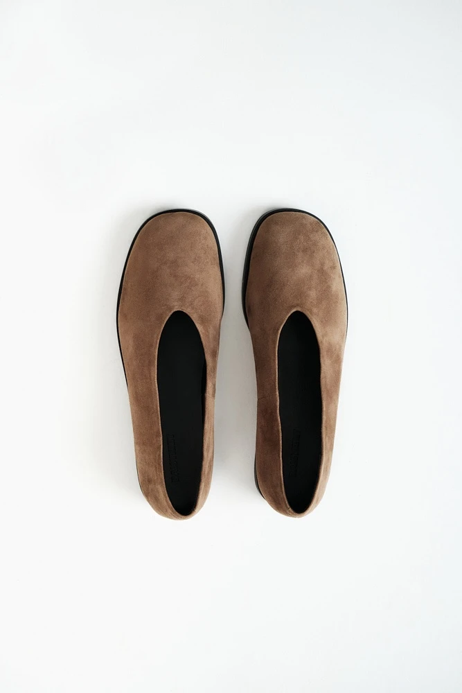 Туфли на плоской подошве из замшевой кожи