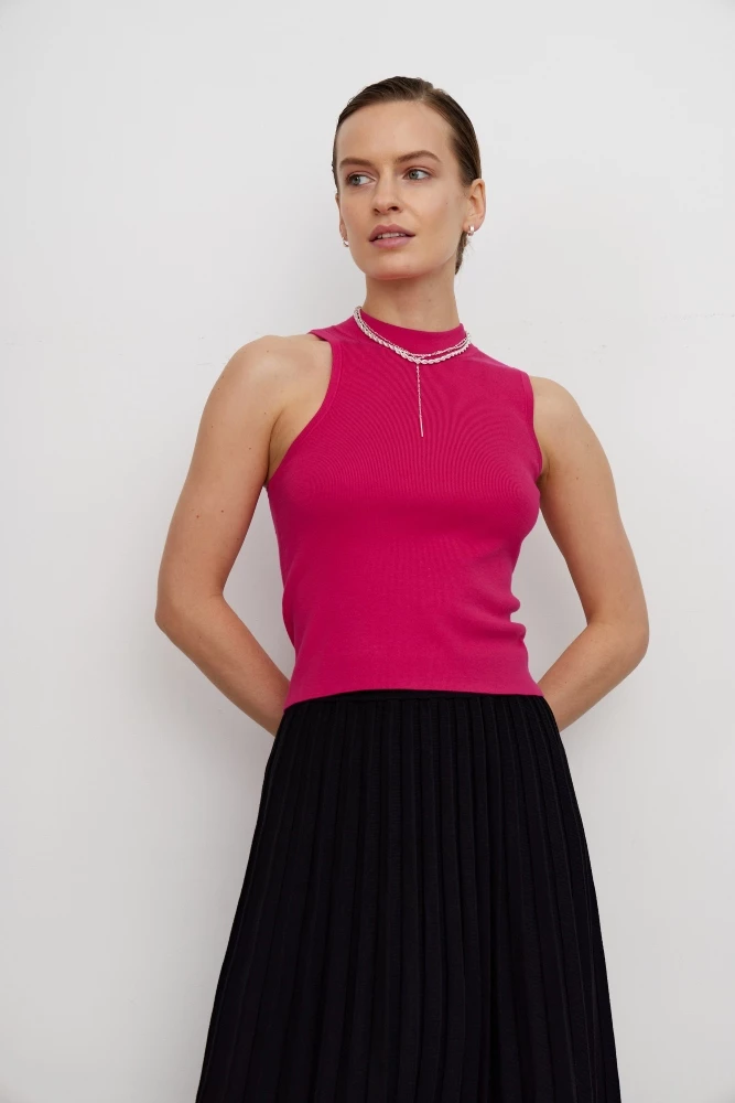 Топ с асимметричными плечами