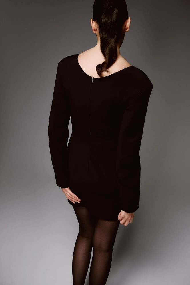 Платье мини приталенное с акцентным плечом