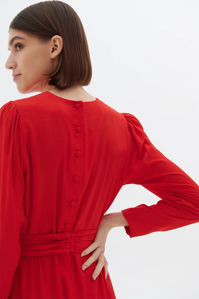 Платье с драпированным поясом