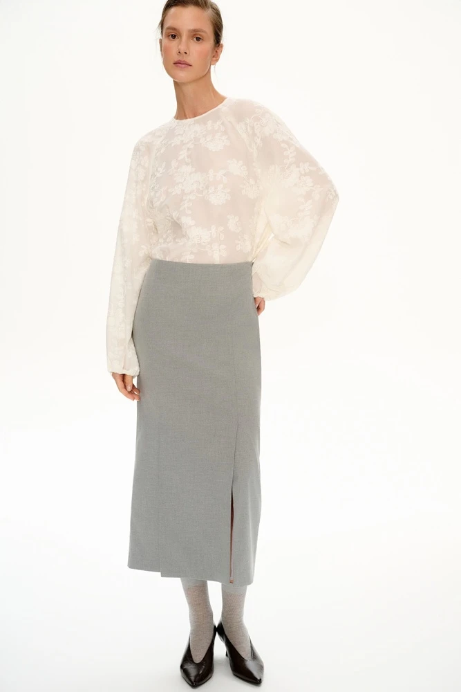 Блуза из полупрозрачной ткани с вышивкой