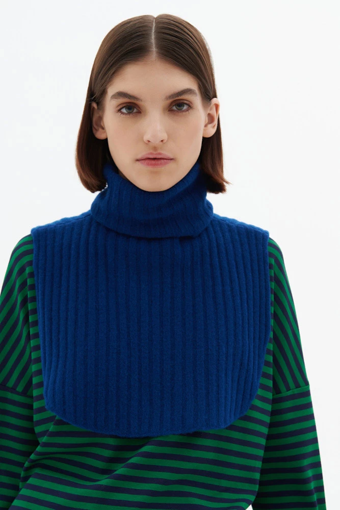 Пуховик с укороченным рукавом и трикотажными деталями