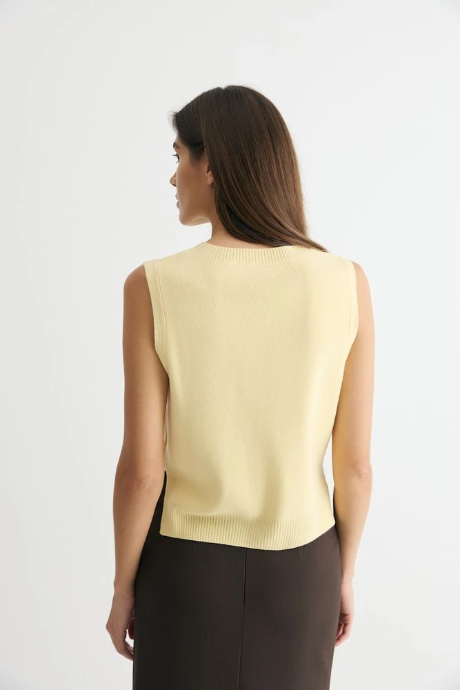 Жилет из шерсти на пуговицах