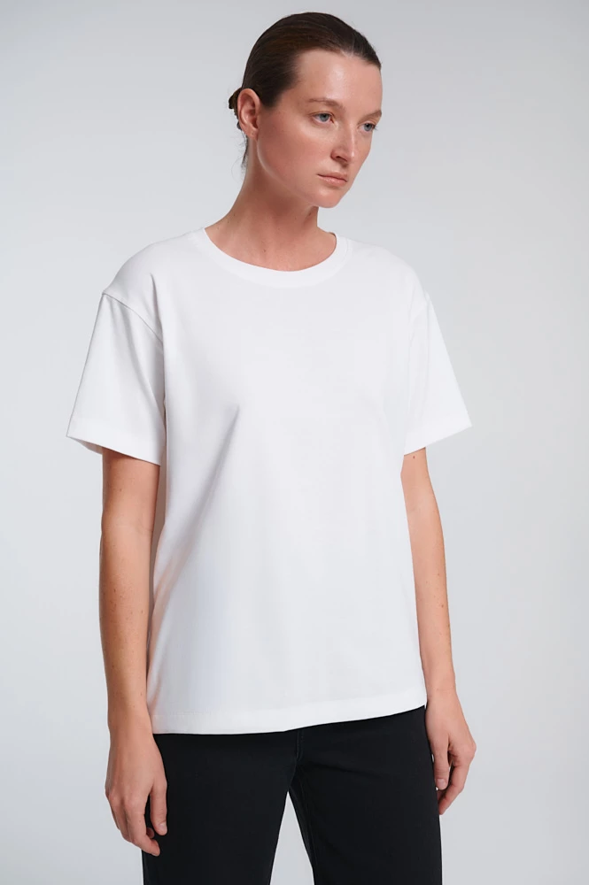 Футболка со смещённым плечевым швом