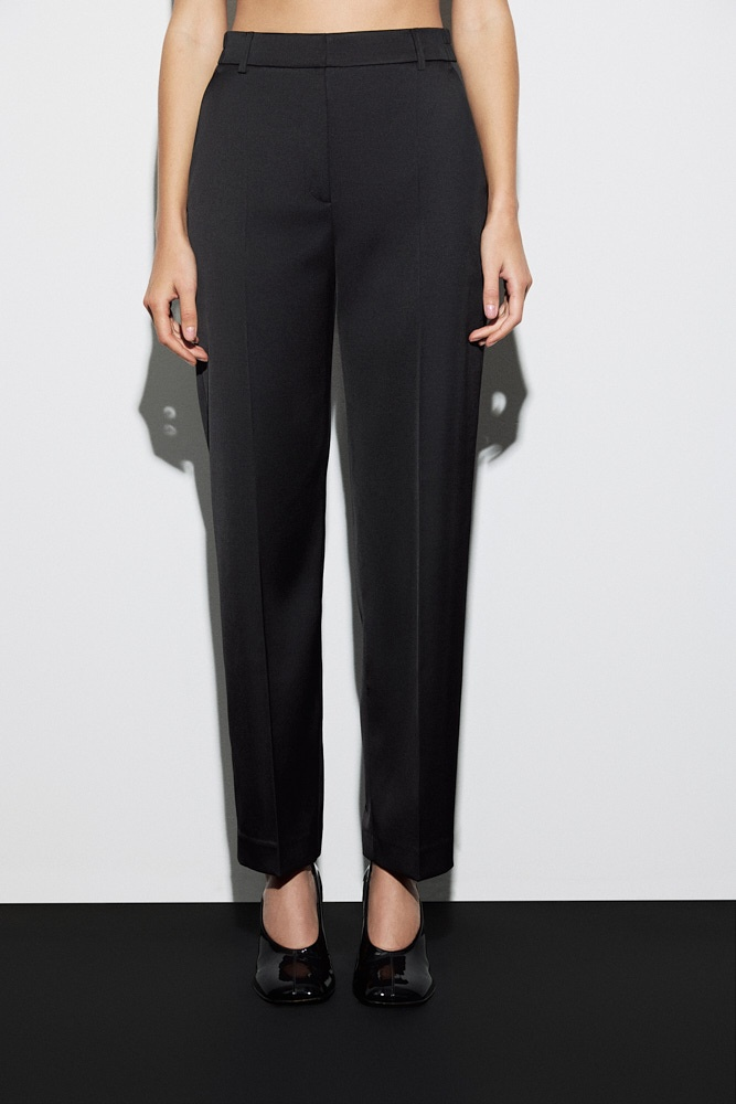 Брюки зауженные из костюмного атласа