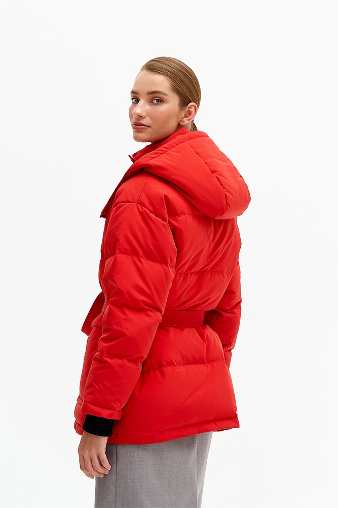 Пуховик средней длины с поясом