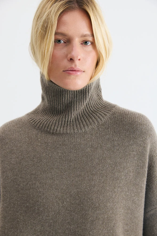 Свитер оверсайз с высоким воротником из шерсти