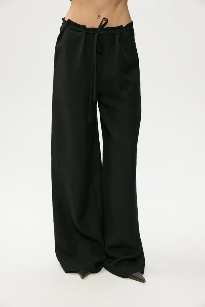 Брюки широкие на поясе из жатой ткани со льном