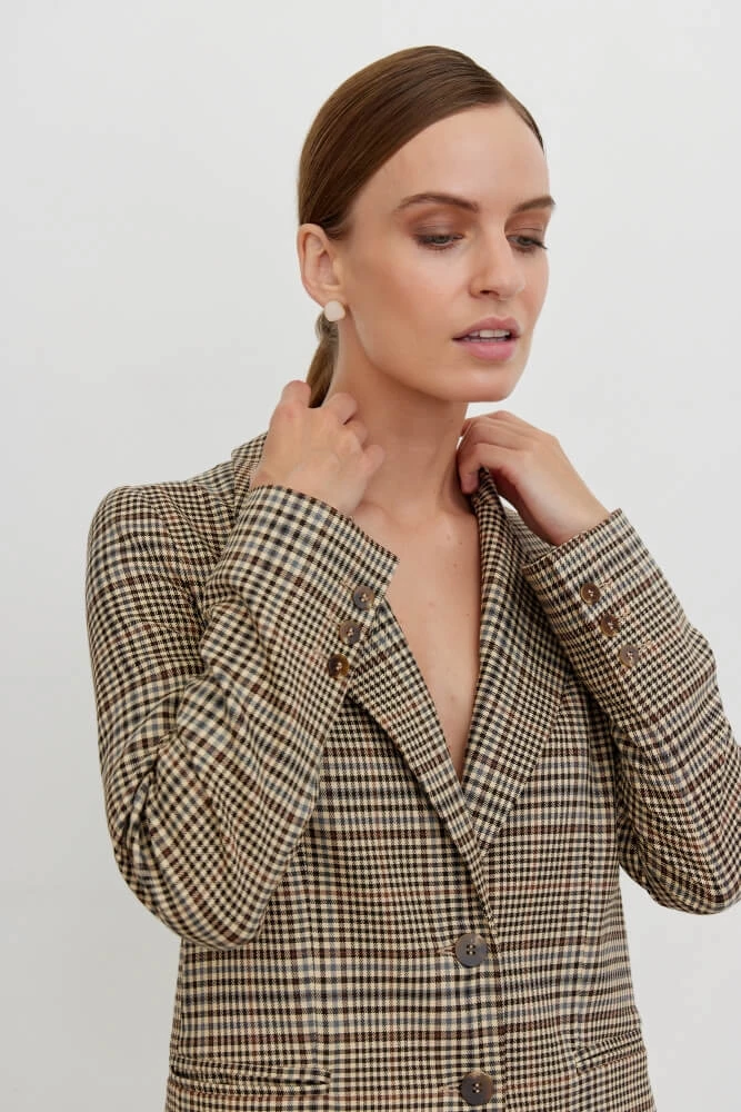 Жакет однобортный с закругленными бортами