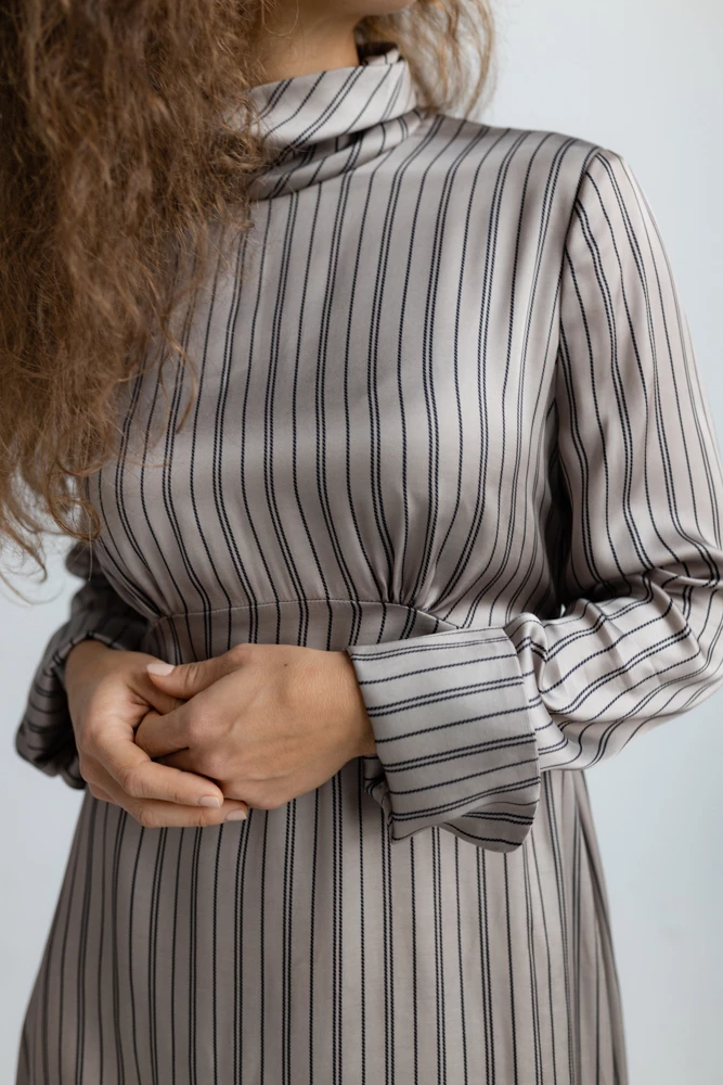 Платье с драпирующейся стойкой