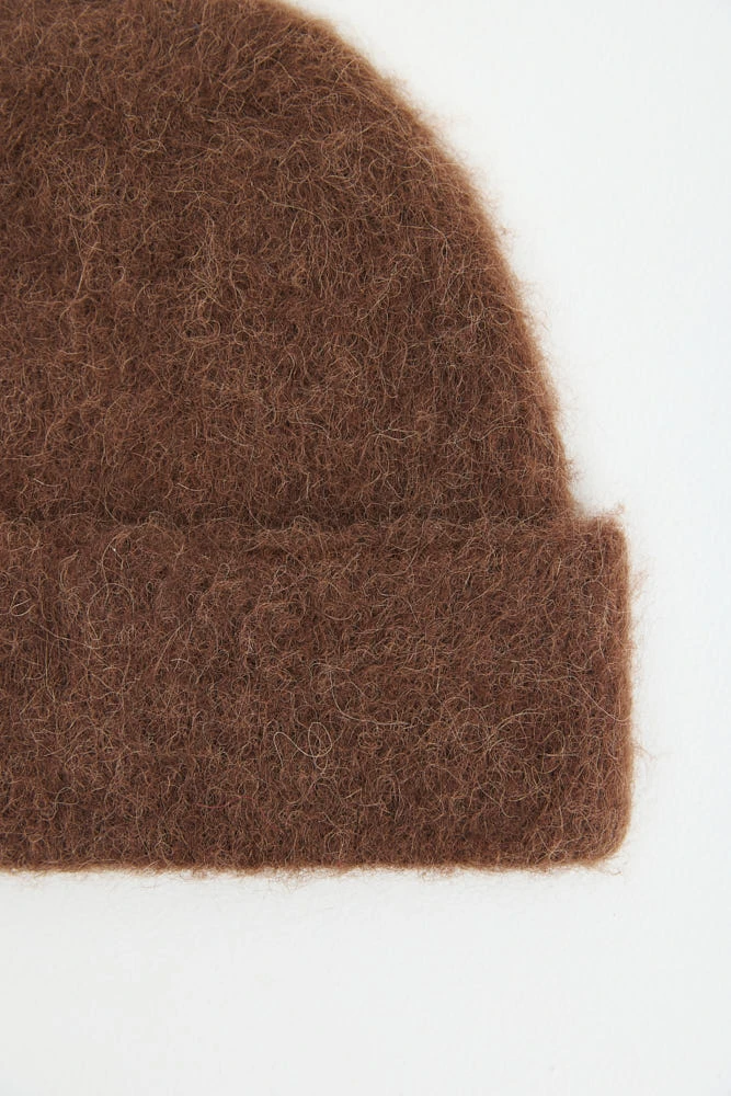 Шапка с отворотом из шерсти альпака