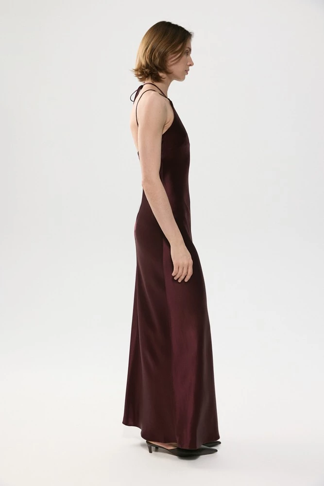 Платье макси с вырезом халтер и открытой спиной 
