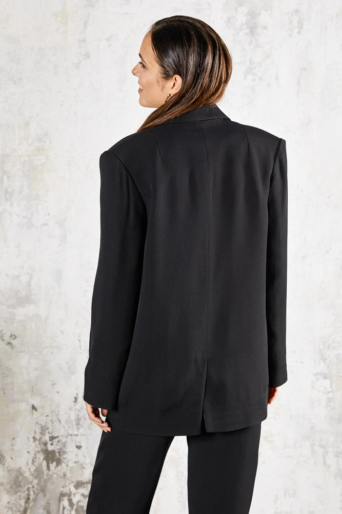 Жакет с расширенным плечом