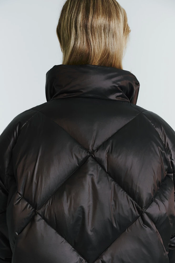 Пуховик миди стеганый с воротником-стойкой