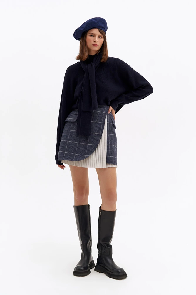 Свитер с воротником-шарфом